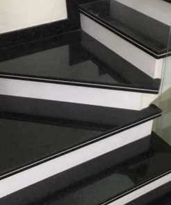 Cầu thang mặt đen cổ trắng