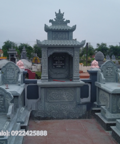 Khuôn viên lăng mộ đá