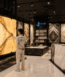 Kiểm tra khả năng xuyên sáng của tranh đá tự nhiên Onyx tại showroom