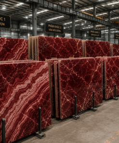 Các tấm đá Onyx Đỏ Rượu Vang được xếp phân loại theo phân khúc hệ vân