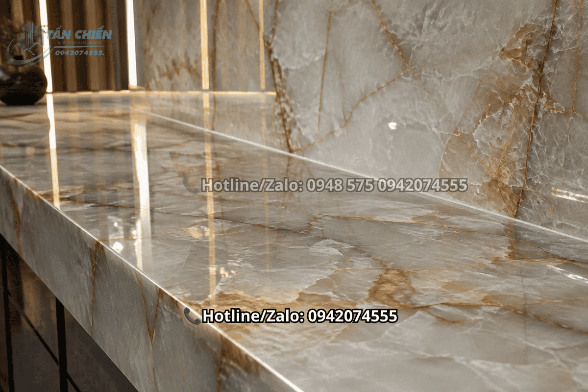 Bề mặt tranh đá thạch anh được đánh bóng sáng gương chống trầy xước