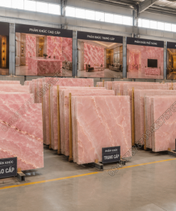 Các tấm Mẫu Đá Onyx Hồng Pastel được xếp phân loại theo phân khúc tại xưởng