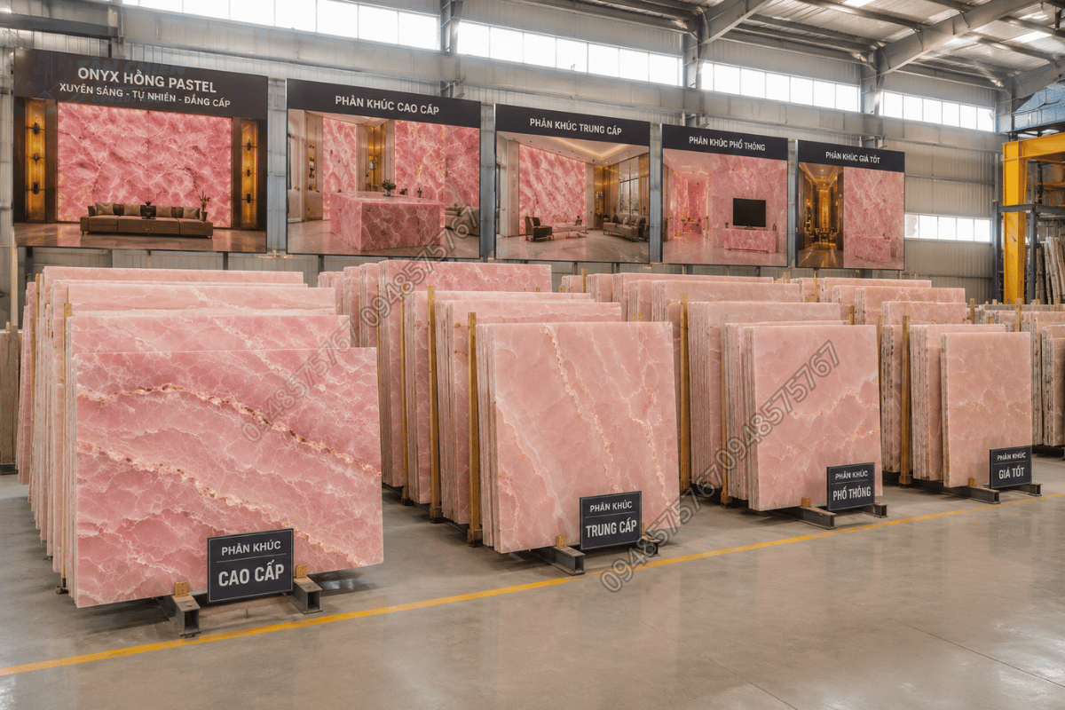 Các tấm Mẫu Đá Onyx Hồng Pastel được xếp phân loại theo phân khúc tại xưởng