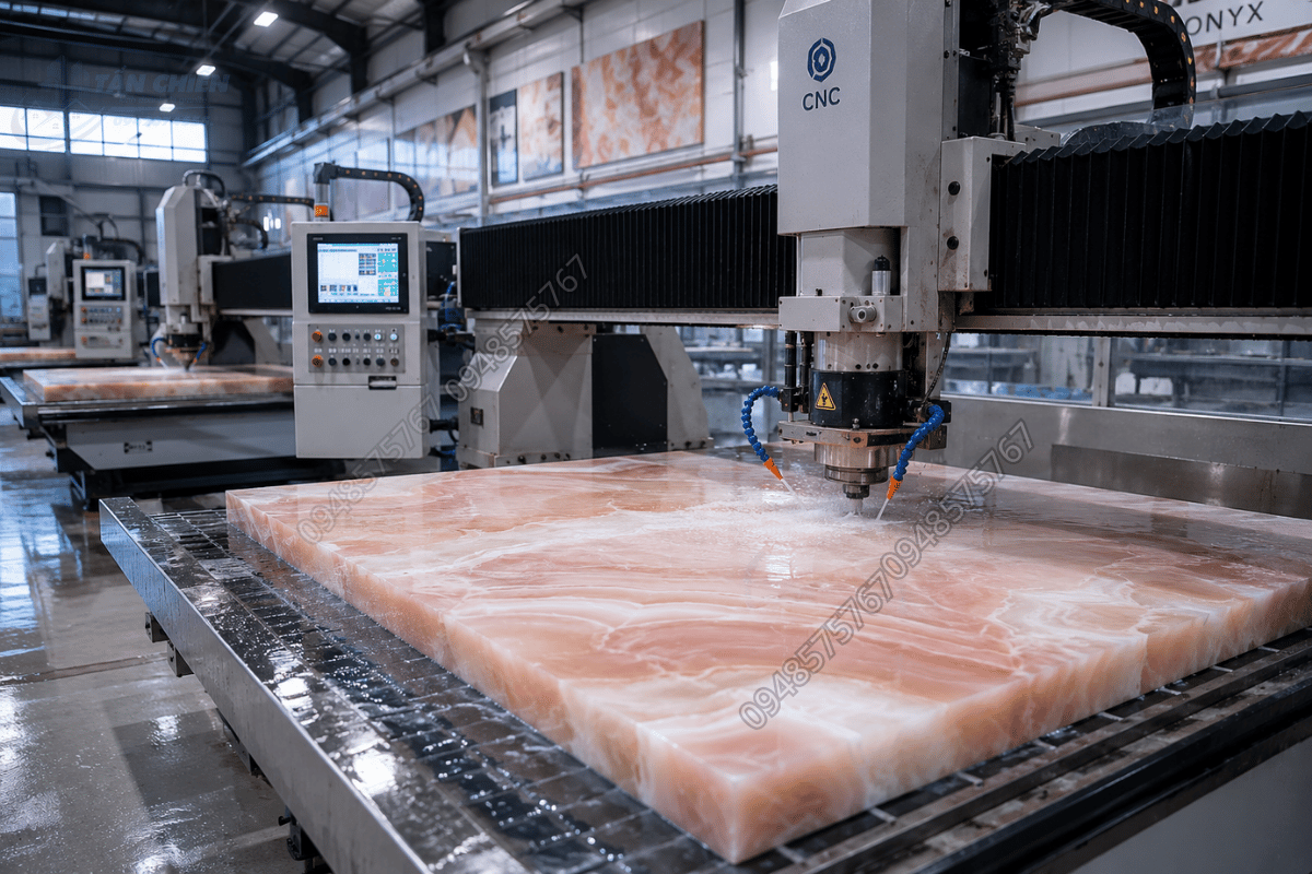 Hệ thống máy CNC hiện đại đang gia công cắt đá Onyx chính xác đến từng milimet