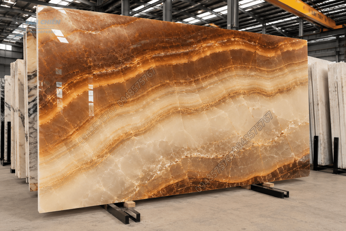 Mẫu Đá Onyx Nâu được trưng bày nguyên slab lớn tại tổng kho