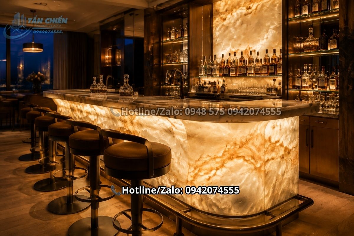 Quầy bar sang trọng ốp đá thạch anh xuyên sáng kết hợp vân mây tự nhiên