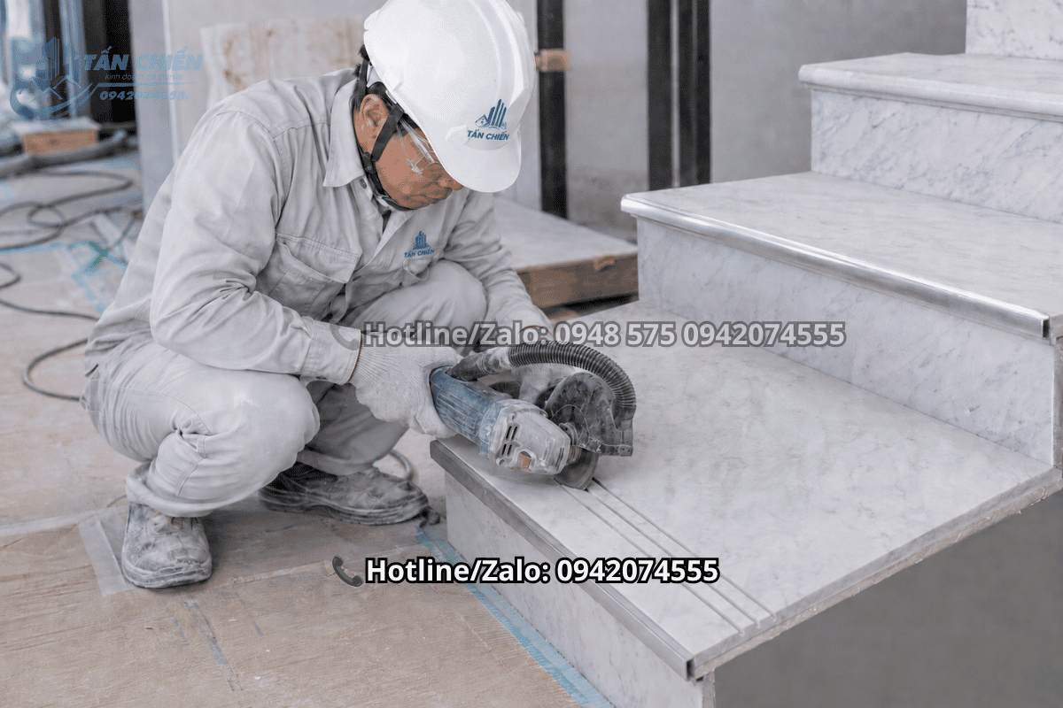 Thi công đá ốp cầu thang cắt rãnh chạy chỉ và gắn nẹp nhôm nguyên khối chống trơn trượt an toàn