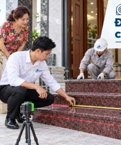 Kỹ thuật viên đo đá đỏ Ruby ốp bậc tam cấp
