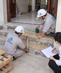 Kỹ thuật viên đo đá tam cấp vàng Bình Định tại công trình